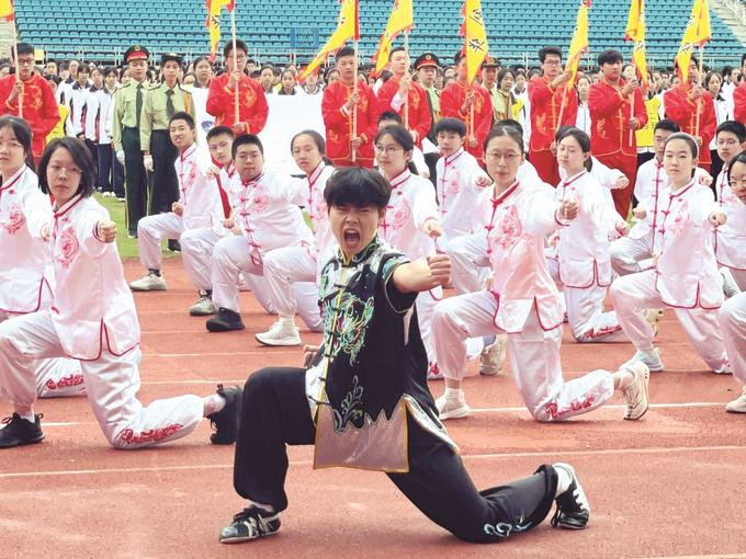 在户外赛场, 写青春的精, 汇成彩虹圆 在户外赛场, 写青春的精, 汇成彩虹圆